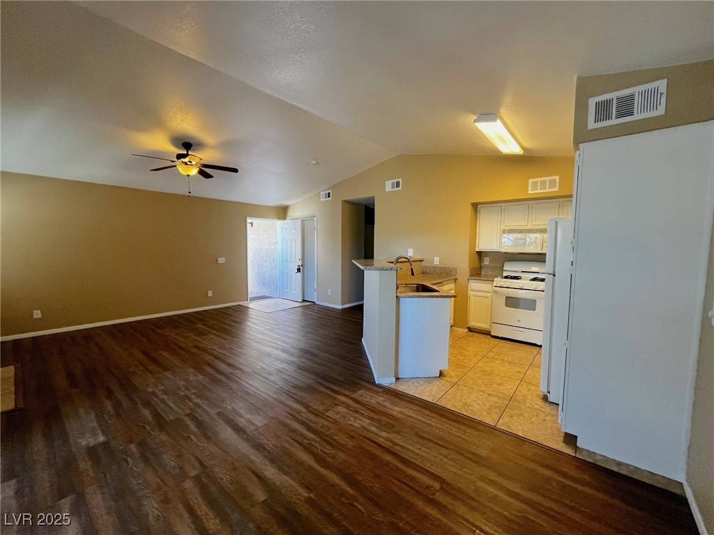 Las Vegas, NV 89103,5415 W Harmon AVE #2070