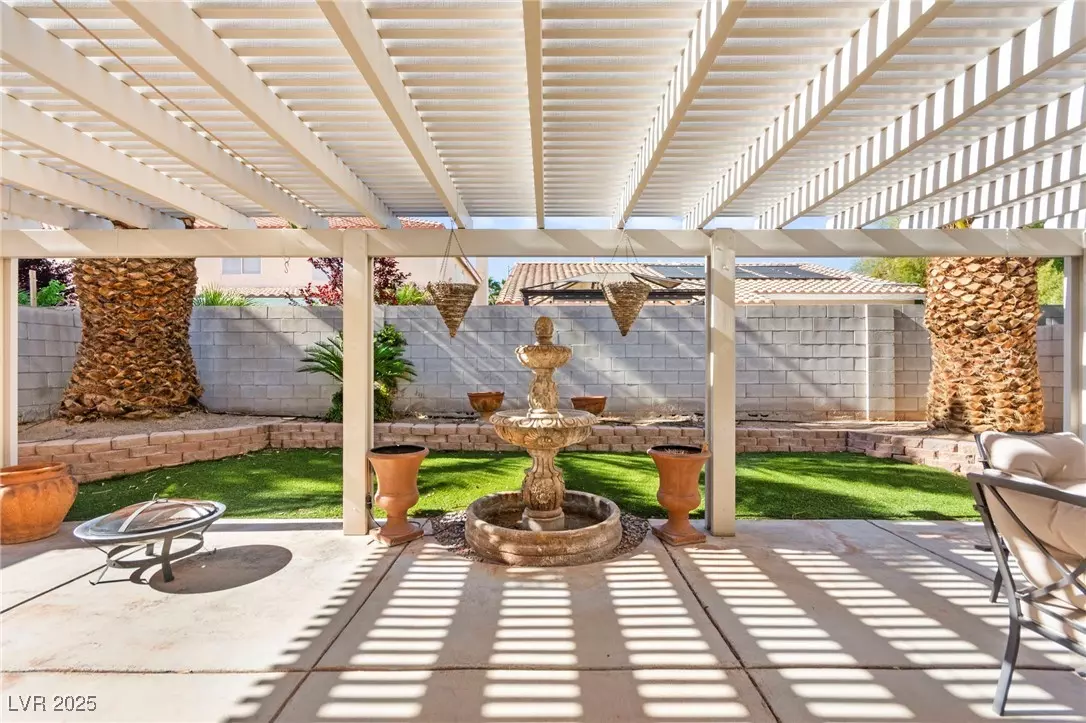 Las Vegas, NV 89148,9522 Arrowhead Falls CT