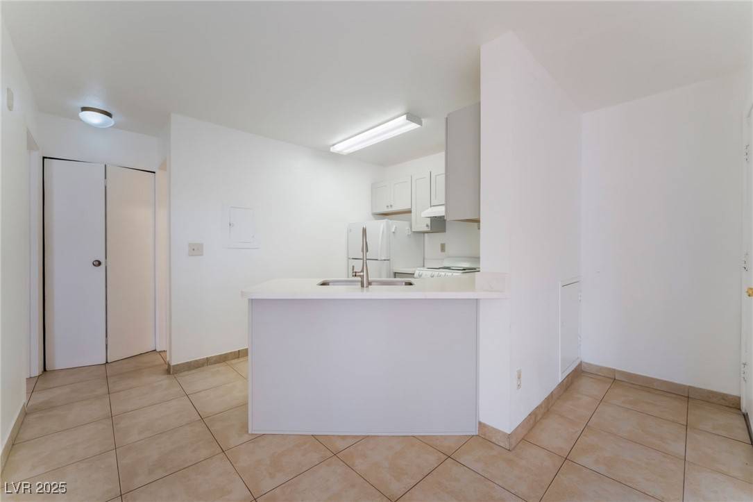 Las Vegas, NV 89169,440 Elm DR #103