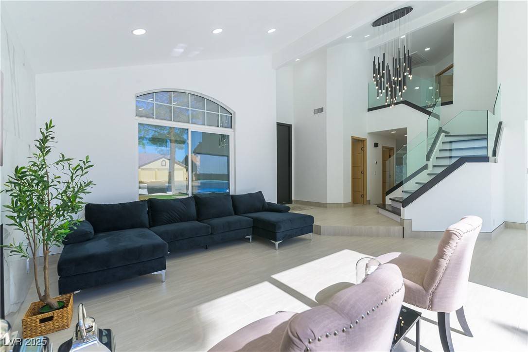 Las Vegas, NV 89117,9937 Whalers Landing CT