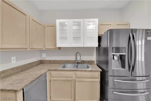 Las Vegas, NV 89120,6480 Annie Oakley DR #112