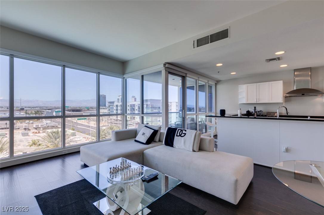 Las Vegas, NV 89103,4525 Dean Martin DR #606