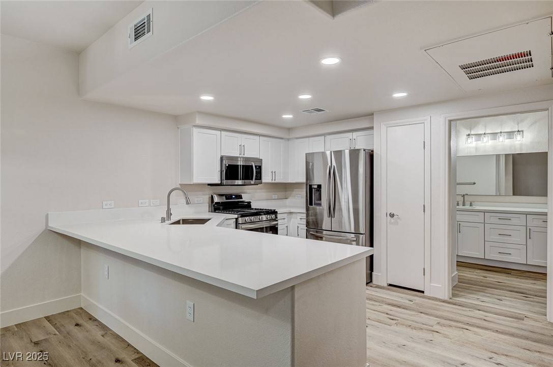 Las Vegas, NV 89122,3400 Cabana DR #1048