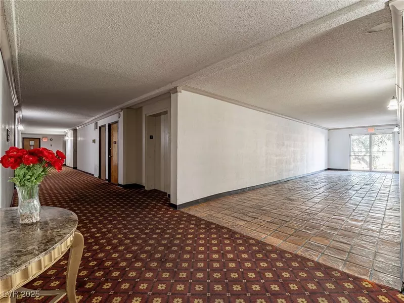 725 N Royal Crest CIR #228, Las Vegas, NV 89169