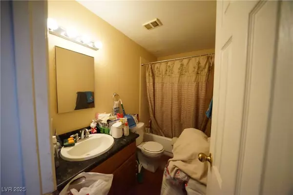 Las Vegas, NV 89169,450 Elm DR #105