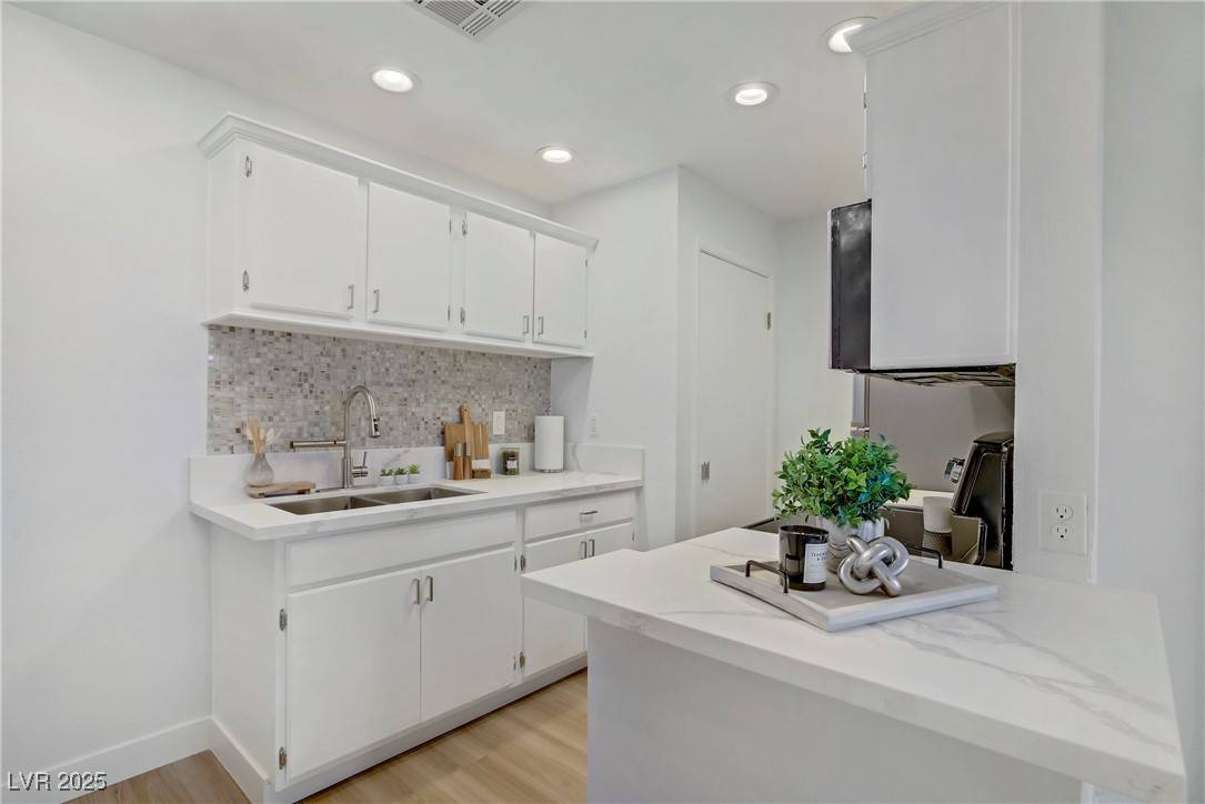 Las Vegas, NV 89118,5171 Lindell RD #201