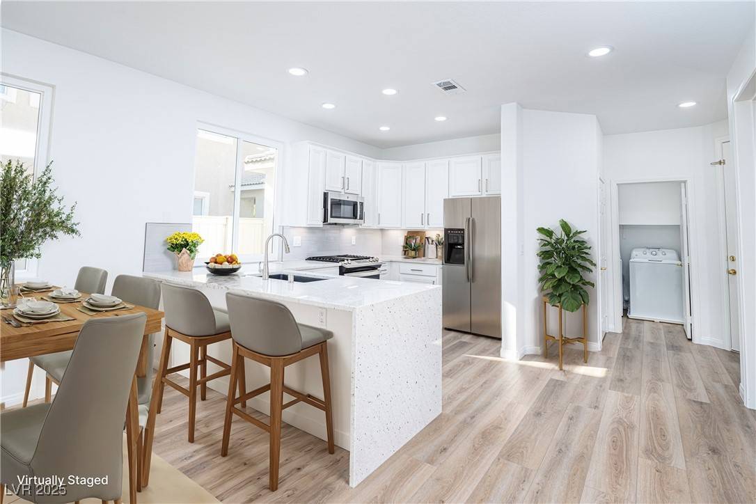 669 Elliot Peak AVE, Las Vegas, NV 89183