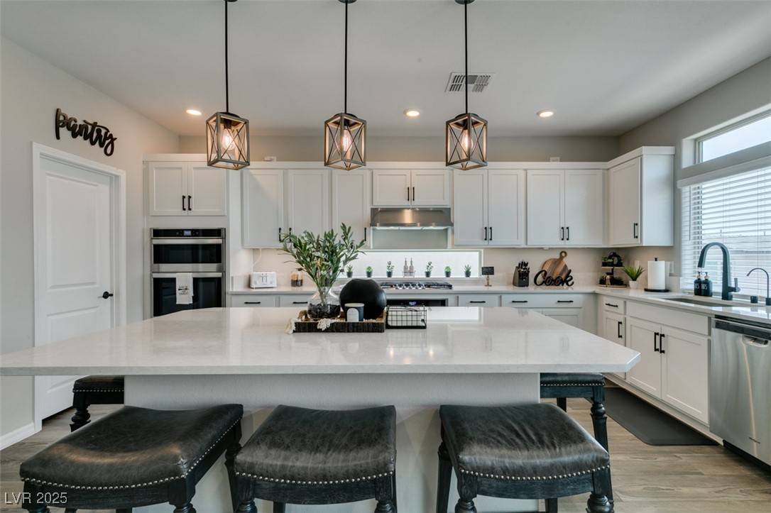Las Vegas, NV 89113,7077 Sunland Hills AVE