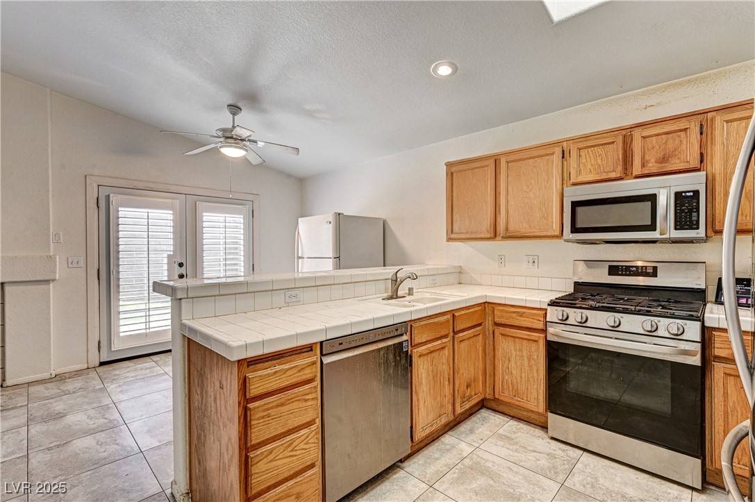 Henderson, NV 89015,931 Highland Trails AVE