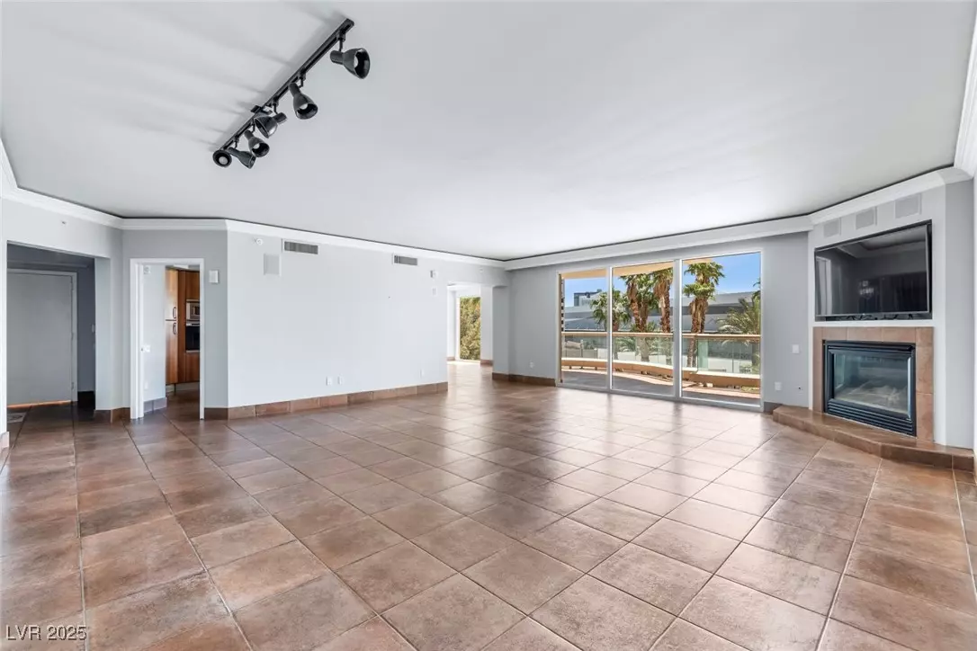 Las Vegas, NV 89109,2857 Paradise RD #301