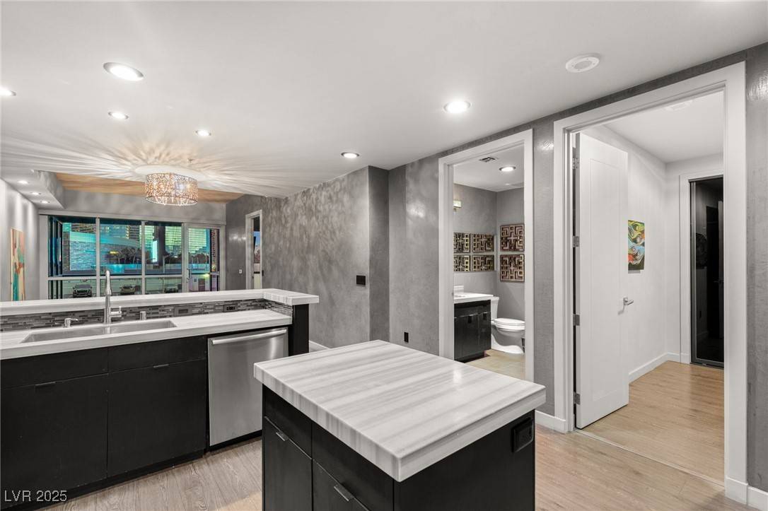 Las Vegas, NV 89103,4525 Dean Martin DR #511