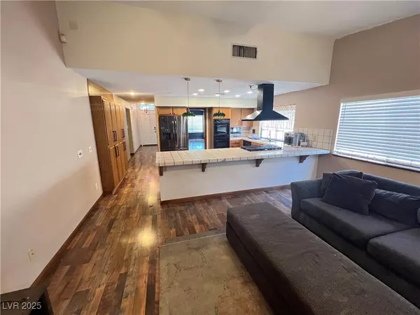 Las Vegas, NV 89119,5242 Dickens DR