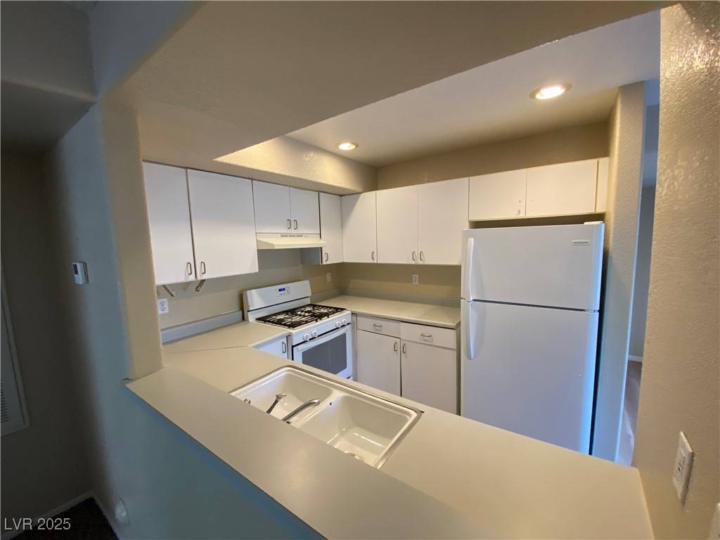 Las Vegas, NV 89118,5000 Red Rock ST #172