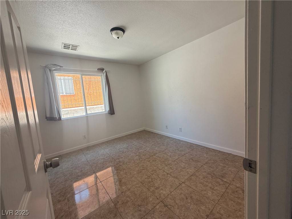 Las Vegas, NV 89156,6968 Hopkins DR #B