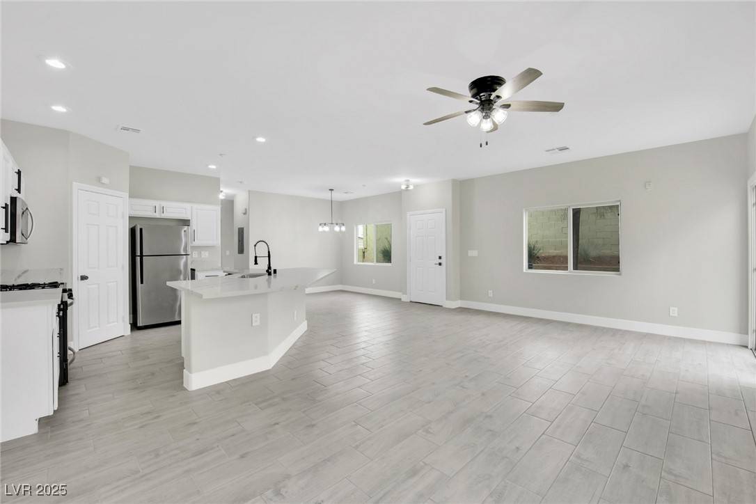 Las Vegas, NV 89156,2086 Arivada Ferry CT #103