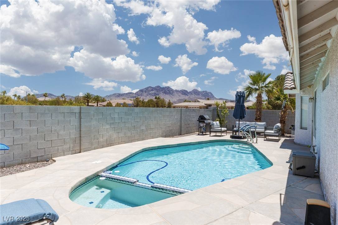 998 Hunters Run DR, Henderson, NV 89002