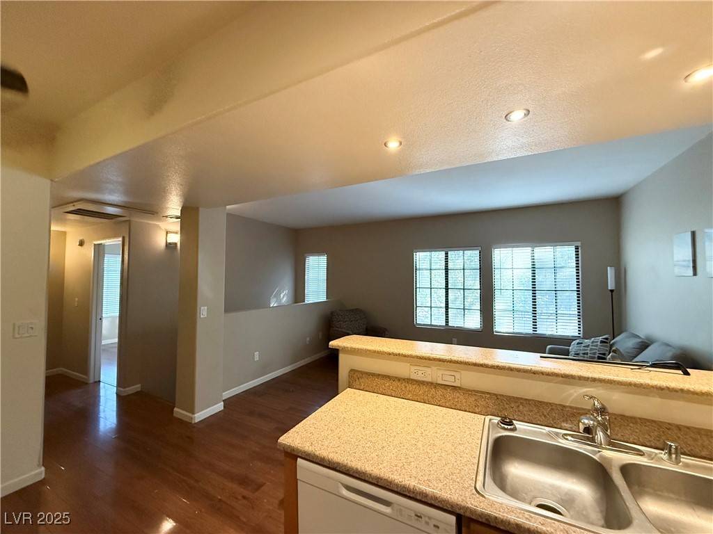 Las Vegas, NV 89108,2001 Sue CT #206