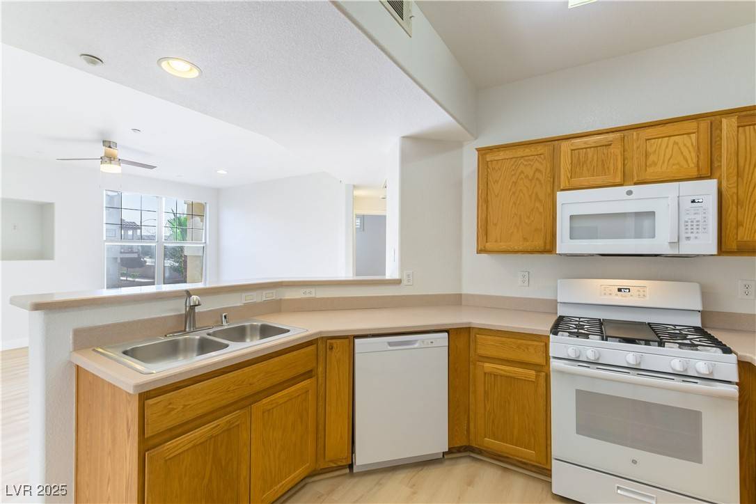 North Las Vegas, NV 89031,5855 Valley DR #2145