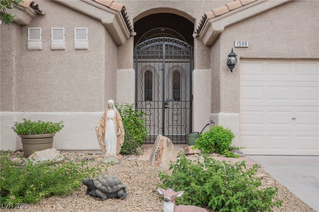 Henderson, NV 89002,1598 Cowboy Chaps PL