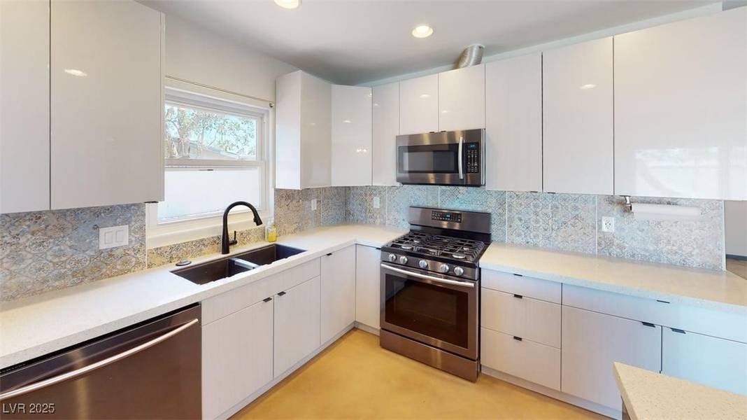 1518 Golden Arrow DR, Las Vegas, NV 89169