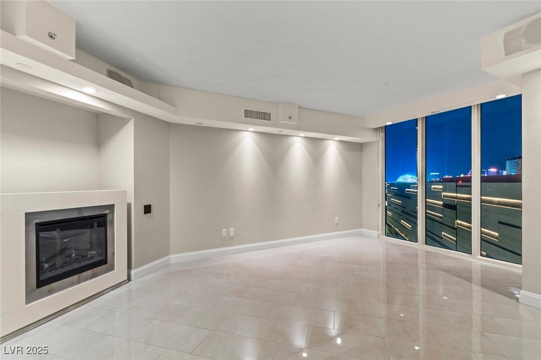 Las Vegas, NV 89109,2747 Paradise RD #2206