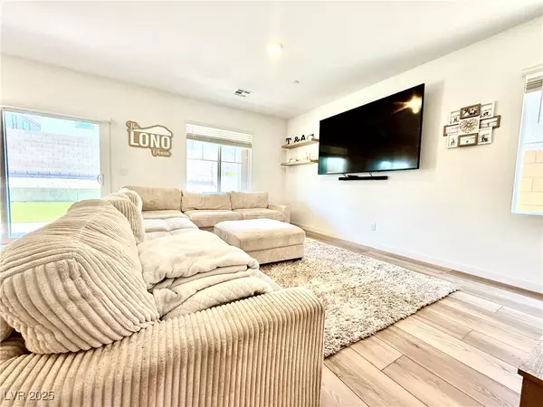 Henderson, NV 89011,137 Rohan Crest AVE