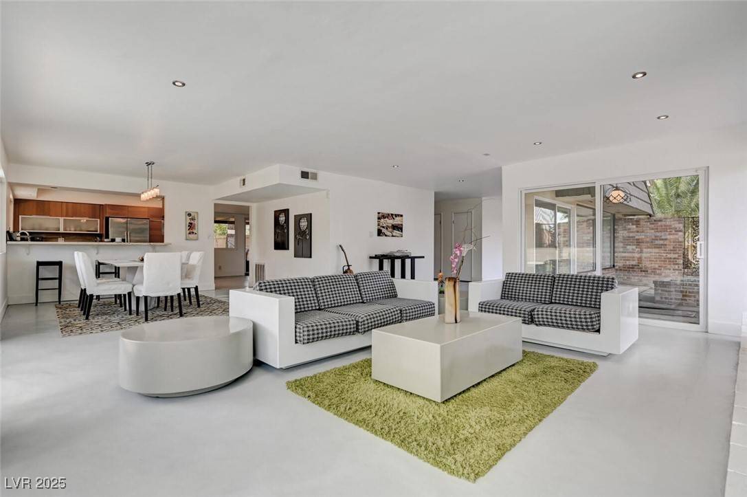 Las Vegas, NV 89169,2095 Mohigan WAY