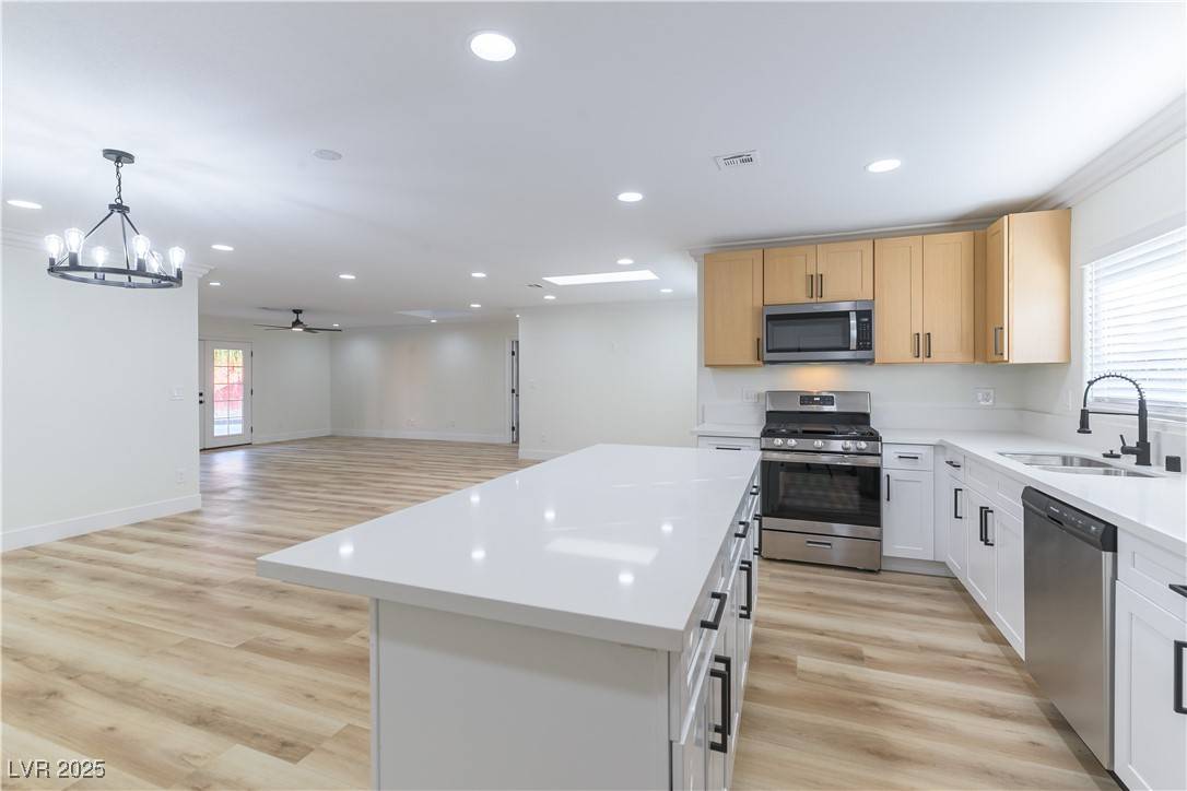 Las Vegas, NV 89169,1571 Pawnee DR
