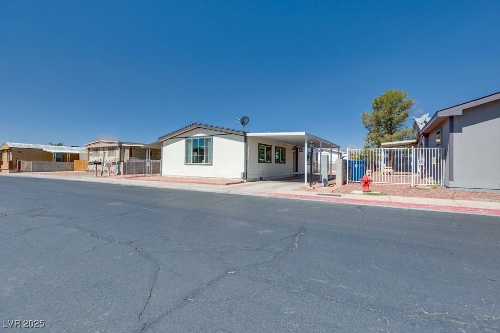 Las Vegas, NV 89122,3451 Death Valley DR