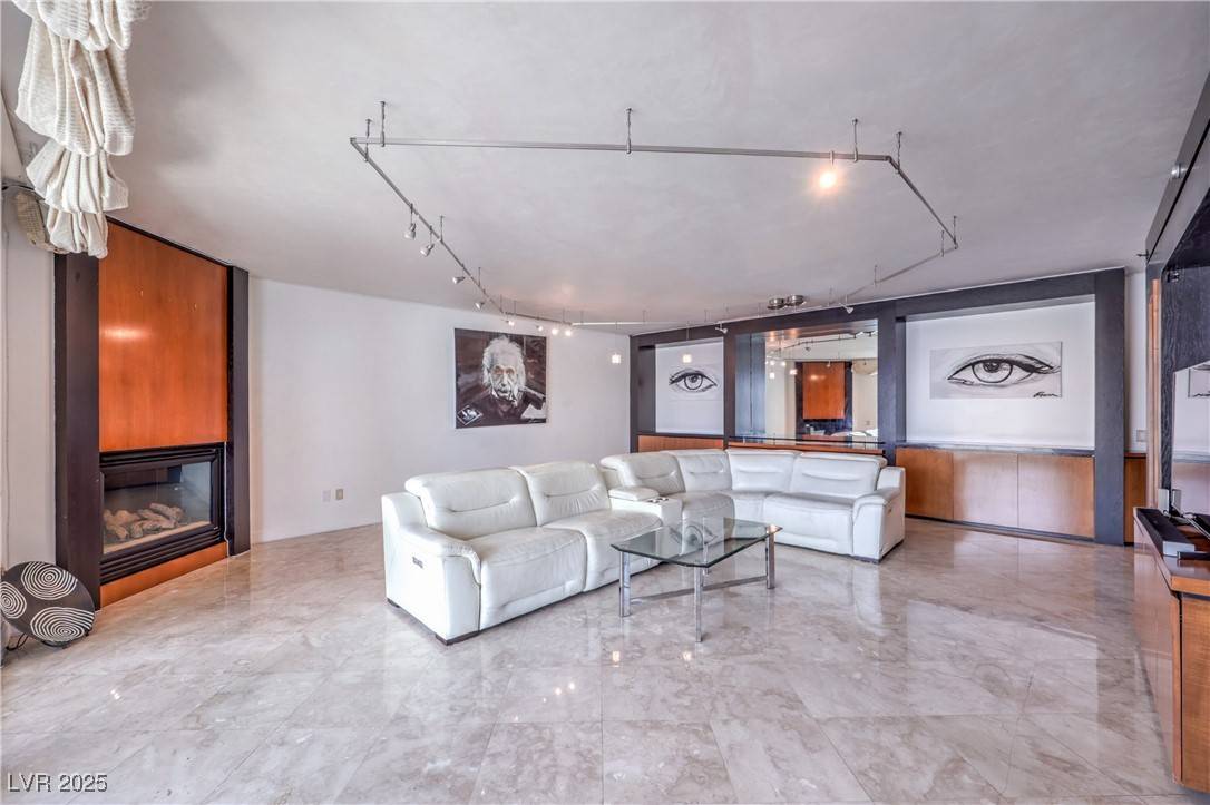 Las Vegas, NV 89109,2747 Paradise RD #2401