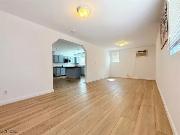 Las Vegas, NV 89103,6438 Lori CT