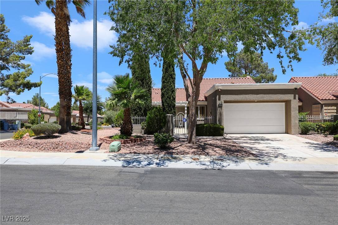 8560 Desert Holly DR, Las Vegas, NV 89134