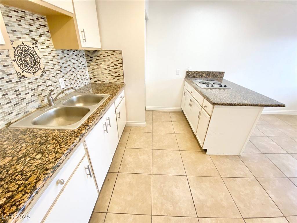 Las Vegas, NV 89119,3712 Royal Crest ST #8