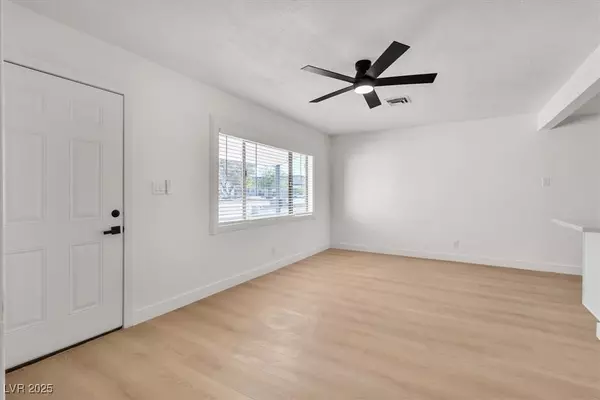 Henderson, NV 89015,102 Fir ST