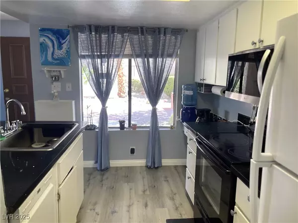 Las Vegas, NV 89103,4361 Sanderling CIR #33
