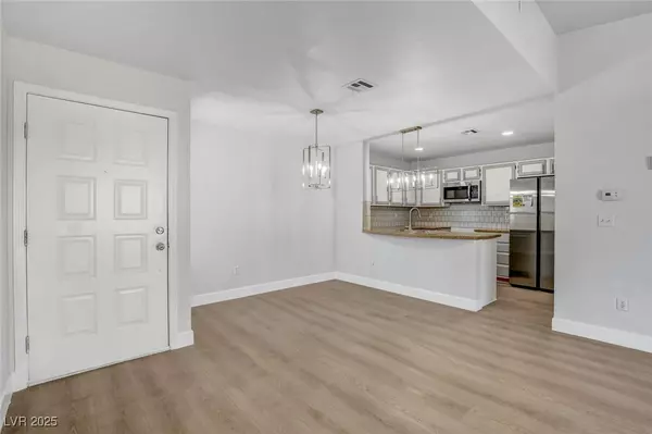 Las Vegas, NV 89145,8452 Boseck DR #208