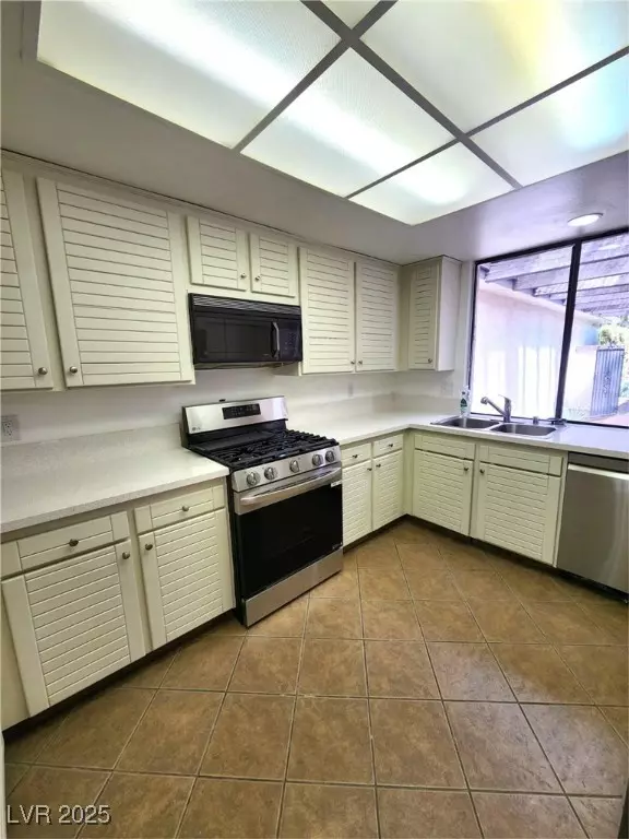 Las Vegas, NV 89121,2485 Palmera DR