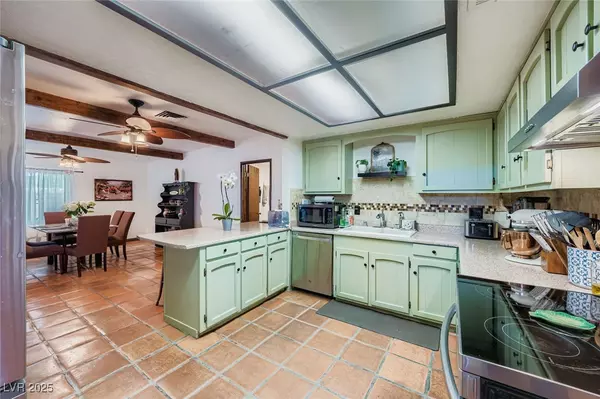 Las Vegas, NV 89120,5522 Annie Oakley DR