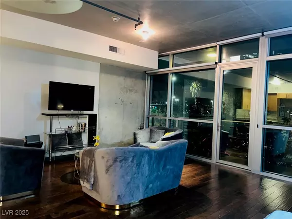 Las Vegas, NV 89101,353 E Bonneville AVE #211