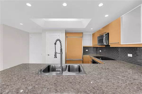 Las Vegas, NV 89109,322 Karen AVE #1903