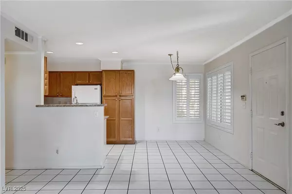 Las Vegas, NV 89120,5216 Mandalay Springs DR #103