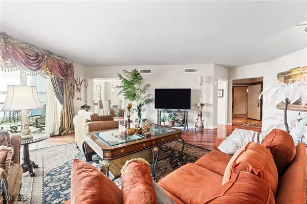 Las Vegas, NV 89109,2747 Paradise RD #602