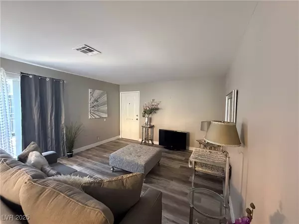 Las Vegas, NV 89119,5219 Caliente ST #11