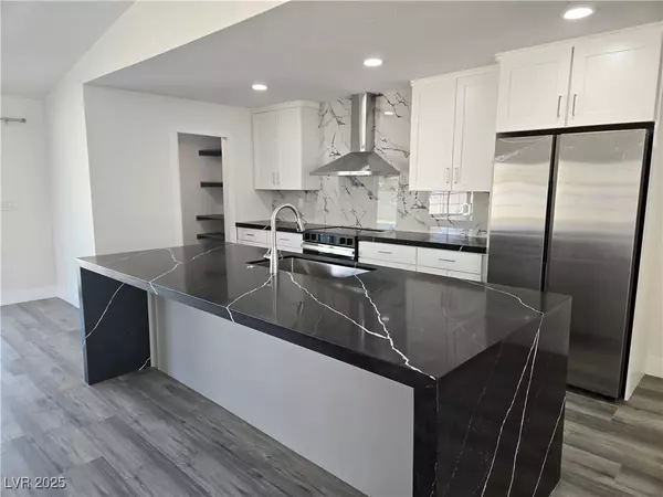 6930 Schirlls ST, Las Vegas, NV 89118