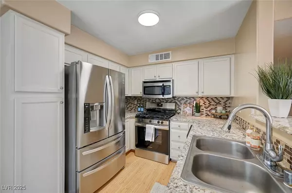 Las Vegas, NV 89120,5216 Mandalay Springs DR #204