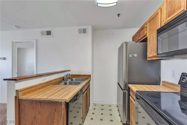 Las Vegas, NV 89119,1381 E University AVE #303