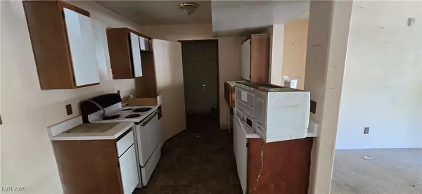 Las Vegas, NV 89107,231 Mission Newport LN #102