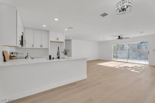 1401 Mezpah DR, Las Vegas, NV 89106