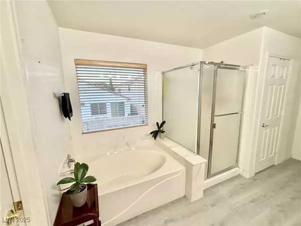 Las Vegas, NV 89117,8342 Gilded Crown CT