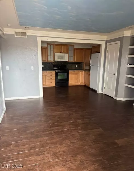 585 S Royal Crest CIR #13, Las Vegas, NV 89169